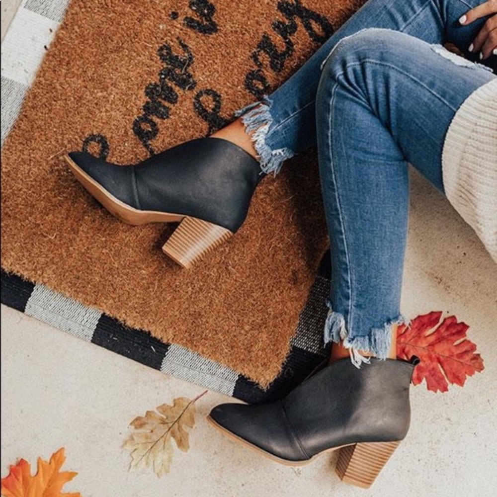 Black V cut black heel - Picture 3 of 4